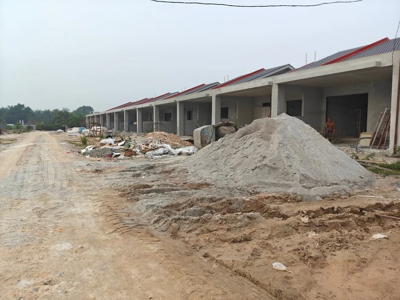 Foto pembinaan rumah dan jalan tapak yang dibekalkan untuk Warisan Hijauan, tarikh belum disahkan
